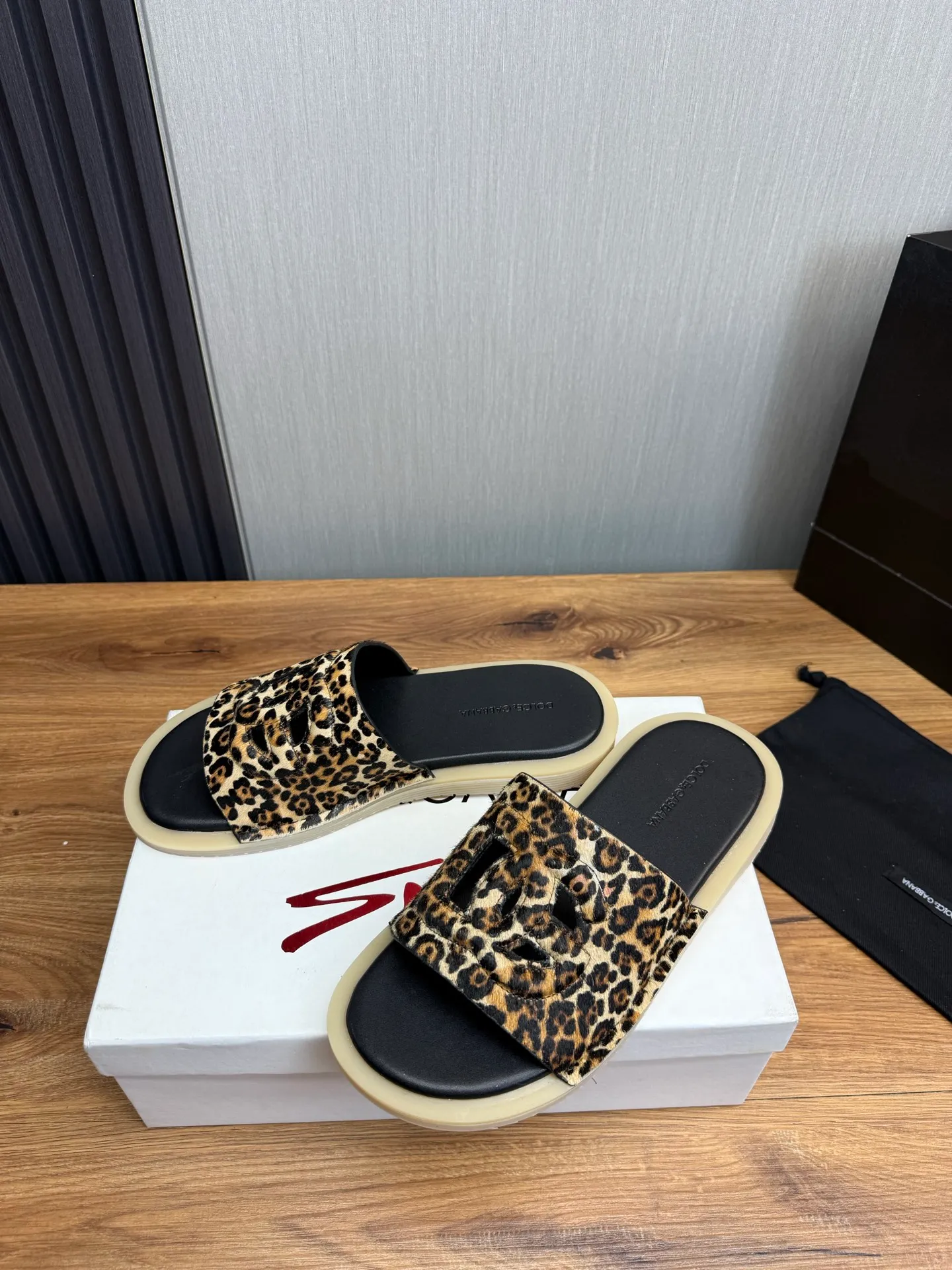 Men's men's shoes💰340💰Dolce & gabbana (DG) official website synchronized new slippers💥Fashion hot models: 1 exclusive mold opening✅Unique brand style logo upper💥Original private mold outsole✔️36-44 (45 customized, non-refundable)